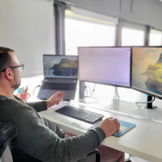 bureau avec double écran fourni